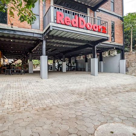 ホテル レッドドアーズ シャリアー アット ババダン バル ジャカル Kejayan エクステリア 写真